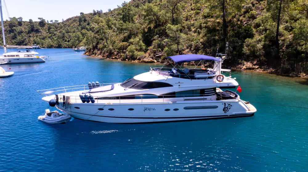 Gulet Charter vs Motor Yacht Charter