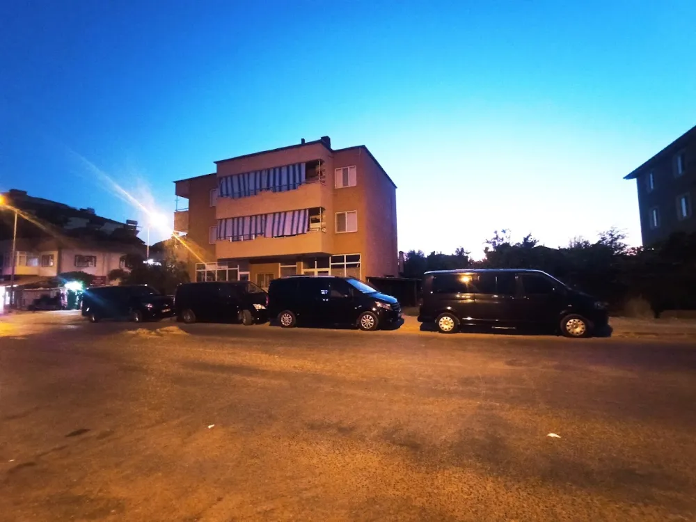  Gün batımında Marmaris sokaklarında park halinde VIP transfer araç filosu – grup taşımacılığı ve şehir içi ulaşım çözüm