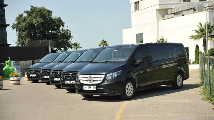  Lüks transfer aracı ile şehir oteli önünde yolcu karşılaması – Dalaman havalimanı otel transfer hizmetleri ve konforlu 